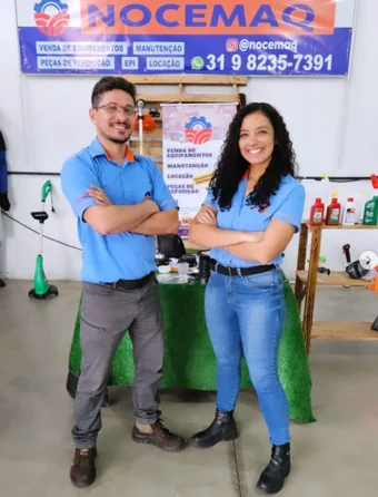 Gustavo Noce e Bruna, sócios da Nocemaq, na frente do balcão da loja.