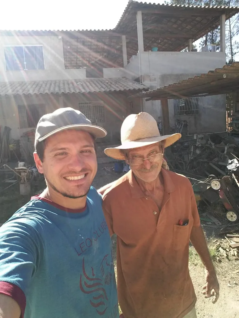 Gustavo Noce ao lado de seu pai e mentor, Carlos Alberto Noce, no quintal onde consertavam equipamentos.