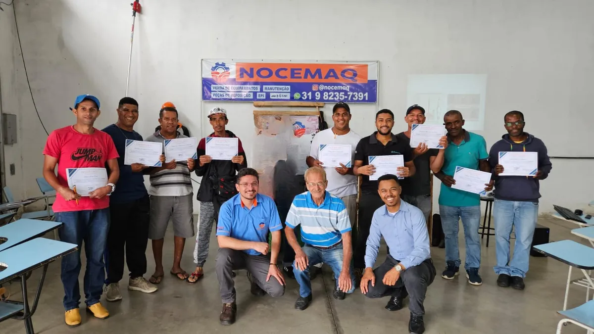 Turma de participantes segurando certificados ao final de um treinamento realizado pela Nocemaq.